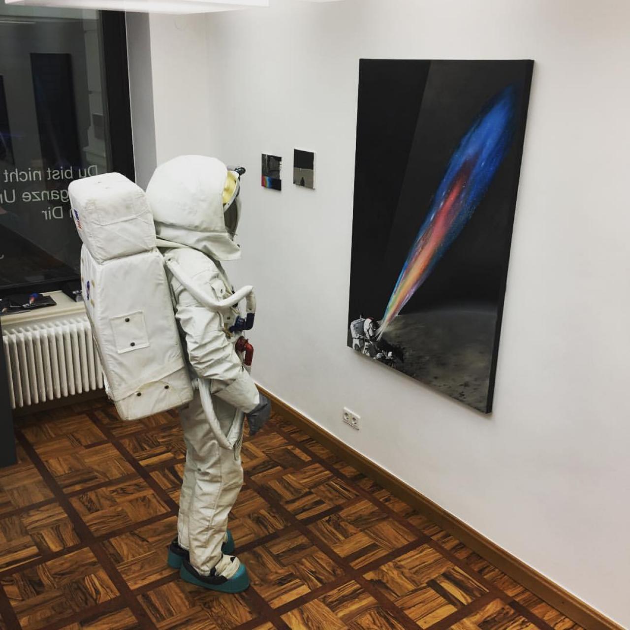 performance in front of paintings, lalina gallery, leipzig 2017